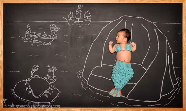 Bé hóa thân thành nàng tiên cá xinh đẹp.