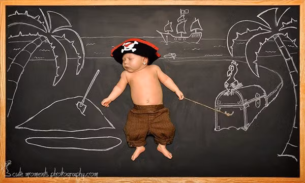 Với những nét vẽ tinh tế về không gian biển, hòn đảo và những chiếc thuyền, trong đó bé hóa thân là cướp biển giống như một câu chuyện cổ tích.