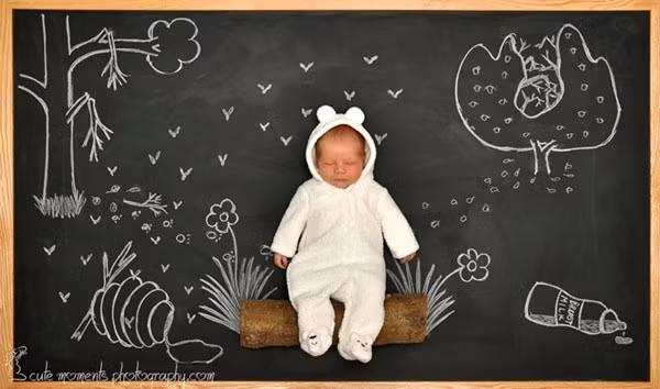 Cô miêu tả về bộ ảnh của mình trên Facebook: “Đây là những chuyến phiêu lưu của một đứa trẻ trên một tấm bảng đen".