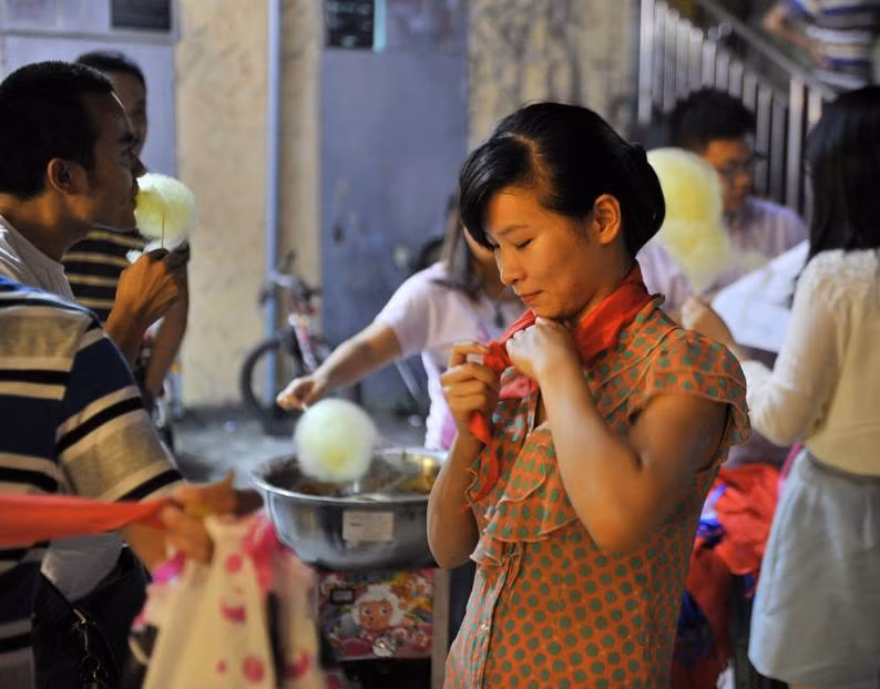 Một khách hàng được yêu cầu quàng khăn quàng đỏ trước khi bước vào nhà hàng.