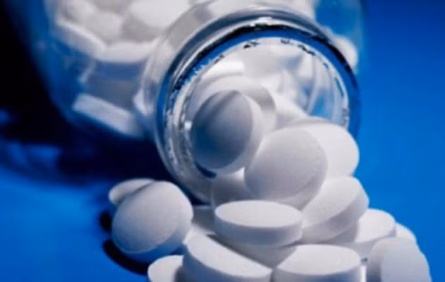 Thuốc acetaminophen. Một số loại thuốc có chứa acetaminophen để giúp điều trị cơn sốt và đau dễ dàng nhưng hãy cẩn thận và không tự ý cho bé uống acetaminophen. Nếu bạn không chắc chắn về thành phần có trong một loại thuốc nào đó có chứa acetaminophen hoặc ibuprofen hay không, hãy hỏi bác sĩ hoặc dược sĩ của bạn.
