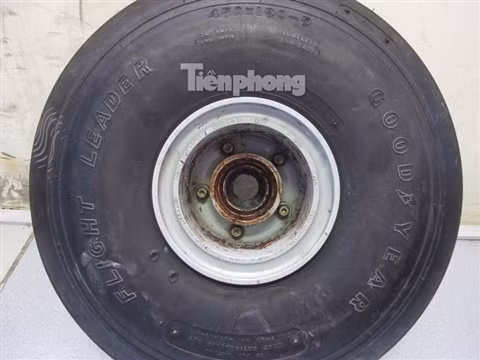 Chiếc lốp máy bay được tìm thấy vẫn còn nguyên vẹn. Ảnh: Tiền Phong.