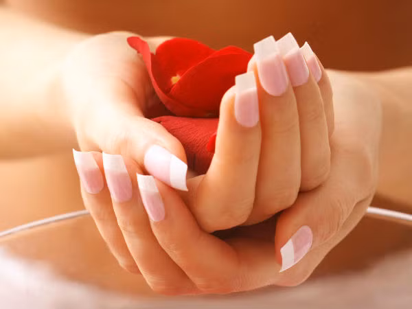 Gan bàn tay đỏ ửng. Sang tháng thứ hai của thai kỳ, gan bàn tay thậm chí cả gót chân của nhiều thai phụ trở nên đỏ ứng, ngứa ngay. Đó là hội chứng ban đỏ gan bàn tay theo cách gọi của các nhà khoa học. Nguyên nhân dẫn đến tình trạng này là do sự gia tăng hormone estrogen và khối lượng máu lưu thông tăng.