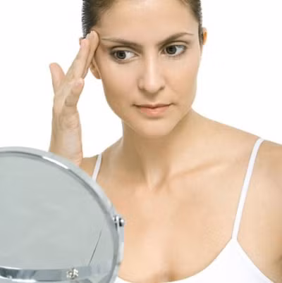 Xạm da/Biến đổi lạ trong sắc tố da. Một dấu hiệu lạ khác của việc mang thai đó là sự thay đổi đột ngột ở da bạn. Xuất hiện nhiều vùng da bị xạm, trên mặt và toàn bộ cơ thể. Nguyên nhân là do sự gia tăng tạm thời của hắc tố melanin, thỉnh thoảng xảy ra khi bạn mang thai. Bạn sẽ có thể nhận thấy những vết tàn nhang, nốt ruồi hoặc sẹo có mầu sẫm hơn. Đừng lo lắng, những biệu hiện lạ này sẽ biến mất sau một vài tuần sau khi sinh. Tuy nhiên cần phải che tránh cẩn thận khi đi ra nắng để tránh làm tình hình trở nên trầm trọng hơn.