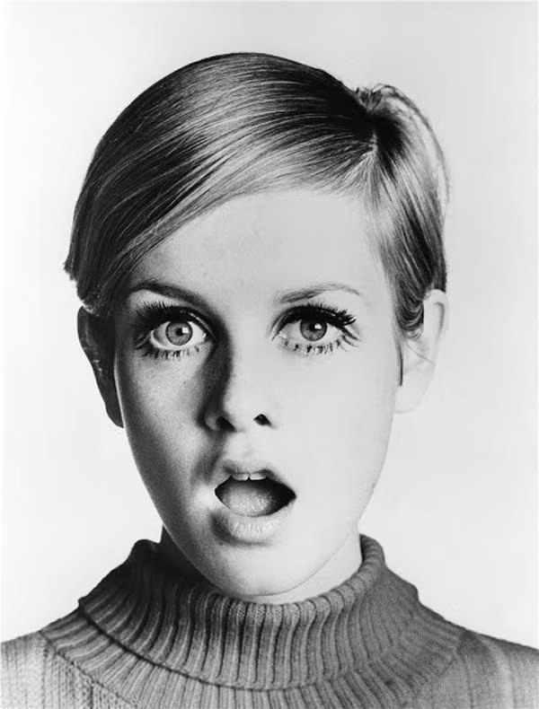 Các cô gái đẹp thời kỳ này là những cô gái trang điểm với nhiều eyeliner đen, cả mí trên và dưới, son môi tô màu hồng nhạt và tạo được phong cách trẻ trung, phá cách, điển hình là người mẫu Twiggy.