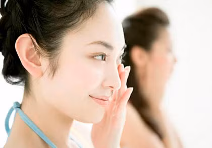 Cân bằng độ pH của làn da. Bia thực sự giúp cân bằng độ pH cho làn da của bạn rất hiệu quả. Nếu độ pH của làn da của bạn không được duy trì hợp lý thì nó có thể gây ra rất nhiều vấn đề như da khô hoặc da dầu. Trộn 1 thìa bia, 1 thìa sữa chua không đường, 1 thìa dầu ô liu và 1 lòng trắng trứng. Trộn đều các nguyên liệu để tạo thành hỗn hợp có độ kết dính vừa phải. Thoa lên mặt và để trong 15 phút. Rửa mặt sạch với nước ấm sau đó vỗ nhẹ lại với nước lạnh.