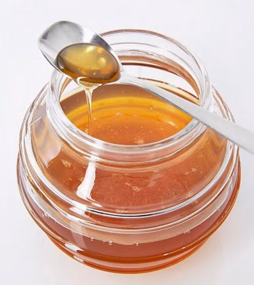 Mật ong. Mật ong được xem là thần dược đối với sắc đẹp. Đối với các vết sẹo mới, bạn sẽ được hoàn toàn chữa khỏi nếu lặp đi lặp lại các biện pháp này thường xuyên.