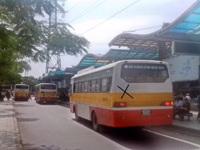 Một xe khách nhái xe buýt trà trộn trong trạm trung chuyển buýt Long Biên.