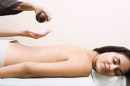 Hàn Quốc: Họ chữa tóc khô bằng dầu kukui-nut, có từ một loại cây bản địa. Loại dầu này giàu a-xít béo omega 3 dùng dưỡng da rất tốt vì thấm vào làn da rất nhanh.
