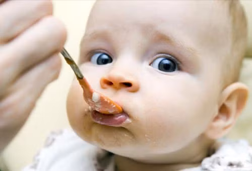 Tẩm bổ vô tội vạ. Có nhiều cha mẹ nghĩ rằng cứ phải tẩm bổ cho con bằng bào ngư, vi cá, sữa ong chúa, nhân sâm, trứng vịt lộn... sẽ có lợi cho sự phát triển của trẻ. Tuy nhiên theo khuyến cáo của các nhà khoa học dinh dưỡng, việc bổ sung dinh dưỡng không hợp lý dễ khiến trẻ mất cân bằng, thậm chí bệnh tật. Một số nghiên cứu còn chỉ ra, trẻ nhỏ thường xuyên dùng các loại thuốc bổ có chứa sữa ong chúa, nhân sâm sẽ gặp hiện tượng mất cân bằng nội tiết dẫn đến dậy thì sớm.