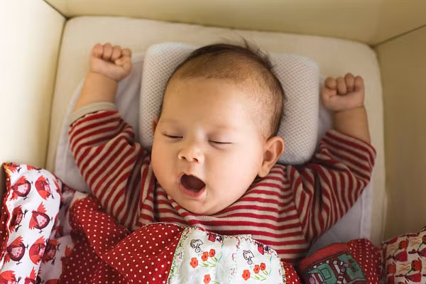 Cho con ngủ dậy muộn. Nhiều ông bố bà mẹ muốn con ngủ thêm vào buổi sáng vì cho rằng ngủ càng lâu càng tốt cho sức khỏe và giúp con bớt mệt mỏi quấy khóc. Thực tế nên cho trẻ đi ngủ sớm và dậy lúc 7h sáng, trẻ sẽ có giấc ngủ ngon và ít quấy khóc ban đêm, càng cho trẻ ngủ muộn và dậy muộn lúc 8-9 h sáng trẻ càng mệt mỏi và đêm ngủ không ngon giấc, quấy khóc, mè nheo cha mẹ.