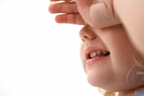 Không sửa tật hay dụi mắt, móc mũi của trẻ. Trên bàn tay của chúng ta thường có vi khuẩn và trứng ký sinh trùng, đặc biệt là khi đến chốn công cộng. Do đó nếu dụi tay lên mắt, hoặc dùng tay móc mũi dễ dẫn đến nhiễm trùng và viêm mắt, mũi. Thay vào đó nên tập cho các em thói quen rửa mắt, mũi bằng nước sạch khi vệ sinh thân thể.