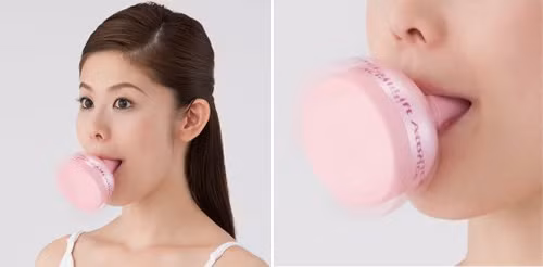 Máy massage miệng. Chiếc máy này rất dễ sử dụng. Mỗi ngày 3 lần bạn đưa chiếc máy nhỏ xinh vào miệng và khởi động. Máy có 4 cấp độ rung lắc, sẽ giúp bạn tập thể dục cho vùng miệng được hiệu quả nhất. Các nhà sản xuất ví von việc bạn sử dụng chiếc máy này giống như đang khiến vùng miệng phải tập chạy maratong.