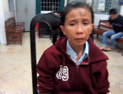 Chị Hồng tường thuật lại việc bị đánh trên xe buýt với cơ quan công an