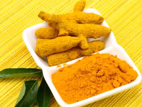 Nghệ. Lấy bột nghệ trộn với nước ép dứa để tạo thành một hỗn hợp sền sệt. Đắp hỗn hợp này lên mắt trong khoảng mười phút trước khi sử dụng một miếng vải mềm và ẩm để lau sạch đi. Bên cạnh việc giúp loại trừ quầng thâm mắt, nó còn giúp vùng da xung quanh mắt mịn màng và mềm mại hơn rất nhiều. Bạn nên chăm chỉ thực hiện phương pháp này hàng ngày cho đến khi thấy được kết quả rõ rệt.
