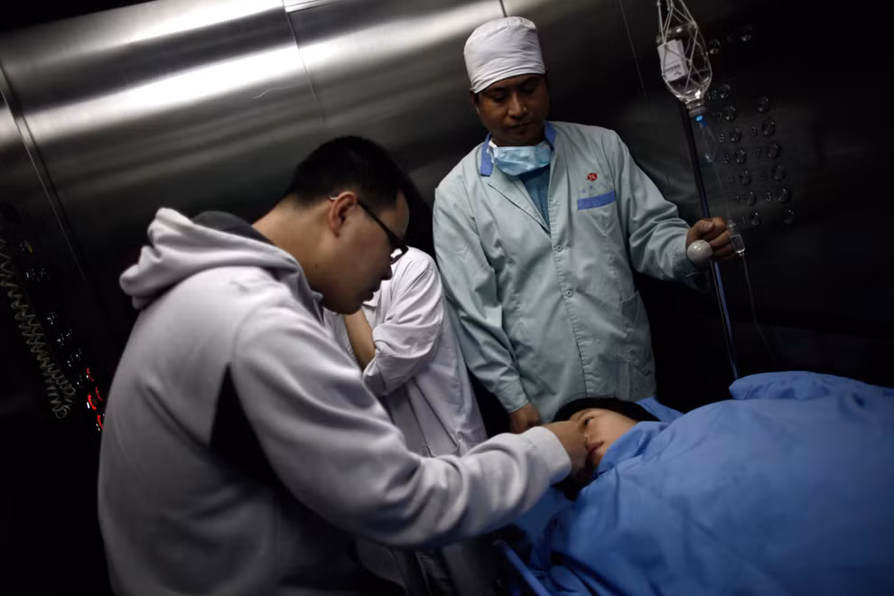 Chen Yiming nói chuyện với vợ trong lúc cô được đưa vào phòng mổ để sinh em bé ở bệnh viện Ruijin, Thượng Hải.