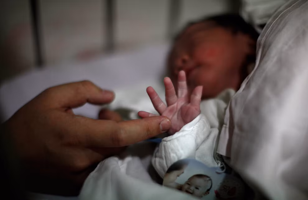 Anh Chen Yiming hồi hộp chạm ngón tay vào bàn tay bé nhỏ của đứa con đầu lòng.