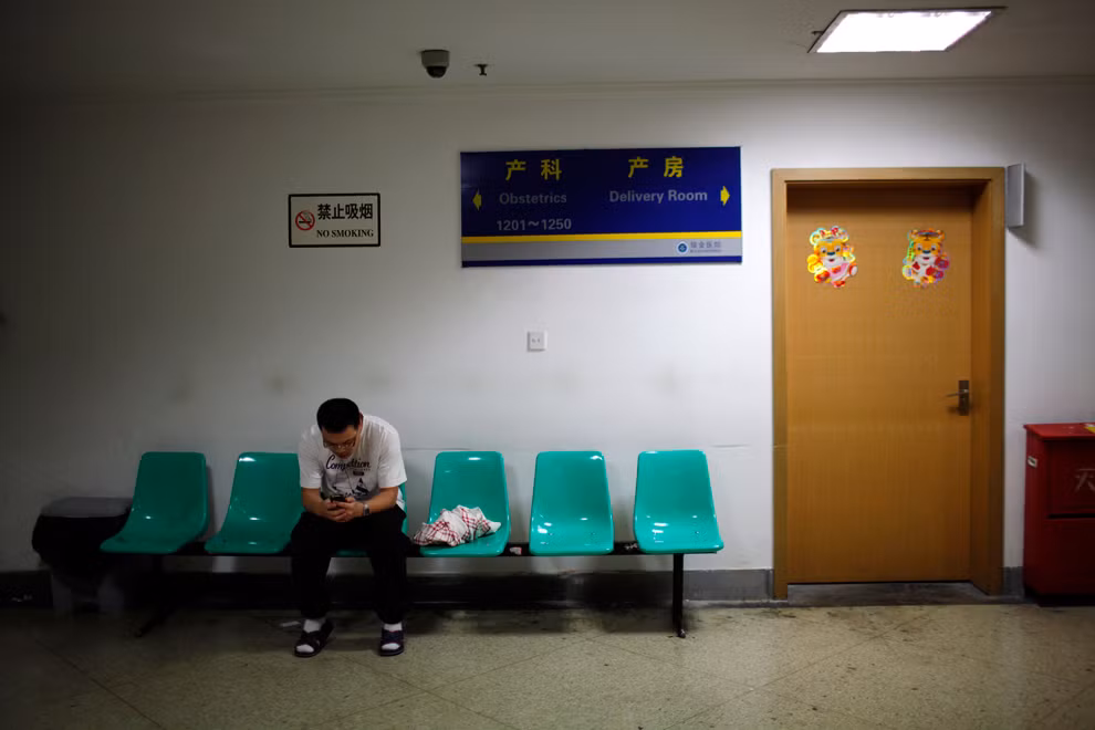 Chồng cô Yang Huiqing thấp thỏm lo lâu ngồi đợi ngoài phòng sinh.