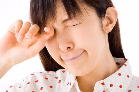 Mi nối thường không được dày như mi thật, bởi gốc của các sợi mi thật. Đó là chưa kể loại keo nối mi giả có thể gây rụng mi thật, dị ứng...