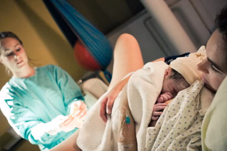Cất tiếng gọi mẹ đầu đời. Nghiên cứu cho thấy trẻ sơ sinh biết cất tiếng gọi mẹ từ trước khi chúng ra khỏi tử cung, thời điểm chào đời, nằm trong vòng tay mẹ cũng là khoảnh khắc kết nối tình cảm mẹ và con.