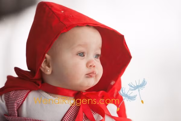 Cô bé quàng khăn đỏ Maddie đáng yêu và xinh đẹp lạc trong rừng.