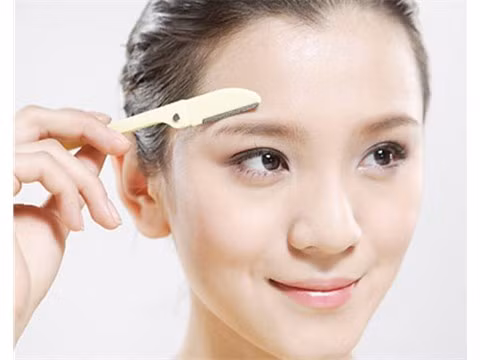 Tỉa lông mày thừa, tạo dáng chân mày thật.