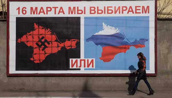 Những tấm áp phích cổ động cho cuộc trưng cầu dân ý được dựng nhiều nơi ở Crimea.