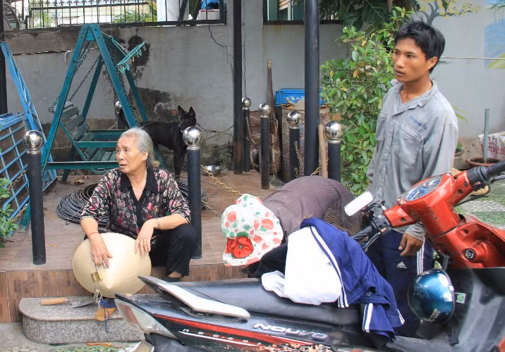 Đại diện cảng vụ Hàng không Miền nam và Phòng AN-AT cảng HK quốc tế Tân Sơn Nhất cho biết sẽ báo cáo lại lãnh đạo Cục Hàng không; điều tra tìm hiểu nguyên nhân và sẽ trả lời bằng văn bản cho gia đình bà Du.