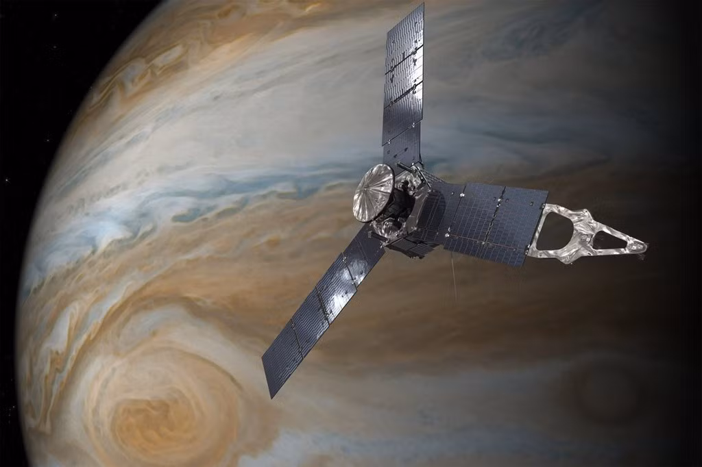  Giai đoạn cuối của sứ mệnh Sao Mộc thành công: Các nhà khoa học NASA vừa mừng rỡ vừa thở phào nhẹ nhõm khi tàu thăm dò Juno tiếp cận thành công quỹ đạo của hành tinh lớn nhất trong Hệ Mặt Trời vào tháng 7. Sau 5 năm được phóng đi, tàu thăm dò đã tiến được vào quỹ đạo của Sao Mộc trong 35 phút căng thẳng cuối cùng của sứ mệnh. Con tàu này sẽ dành 14 tháng tiếp theo quay quanh Sao Mộc, thu thập những thông tin quan trọng nhằm đem lại cho các nhà khoa học lời đáp về khí quyển và lõi của hành tinh khí khổng lồ này.Ảnh:NASA.
