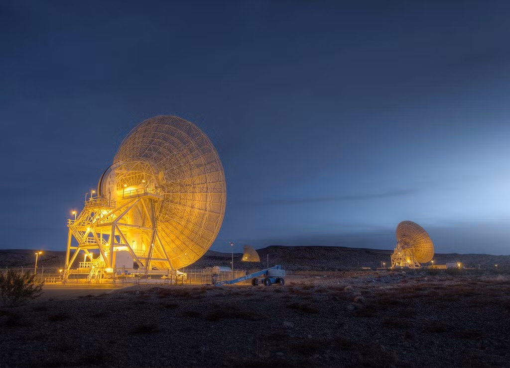 Cassini sẽ không thể chia sẻ những khám phá của nó khi du hành ngoài Trái Đất nếu không nhờ Mạng lưới Không gian Sâu (DSN). Đây là mạng lưới thông tin liên lạc liên hành tinh, tập hợp các antenna radio trên toàn cầu nhằm lắng nghe và trò chuyện với đội tàu vũ trụ của NASA khi chúng khám phá Hệ Mặt Trời. Một số người cho rằng nhân loại đã mất đi khao khát phiêu lưu qua những sứ mệnh không gian kể từ thời kì huy hoàng của sứ mệnh Apollo và sự kiện đổ bộ xuống Mặt Trăng. Tuy nhiên, năm 2016 đã đem đến cho chúng ta những khoảnh khắc phi thường khi nhân loại tiếp tục thúc đẩy bản thân đi đến những giới hạn xa hơn trong vũ trụ. Ảnh: NASA.