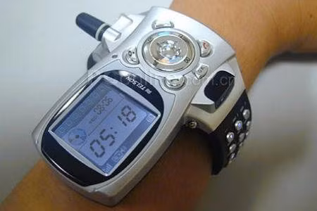 Mẫu di động kết hợp cùng đồng hồ F88 Wrist Watchcó hình dáng của một thiết bị thường thấy trong phim viễn tưởng mà người ngoài hành tinh đeo trên tay. Tuy nhiên, sản phẩm của Tổng công ty điện tử Trung Quốc lại bị đánh giá là thiếu tính thẩm mỹ và quái dị.