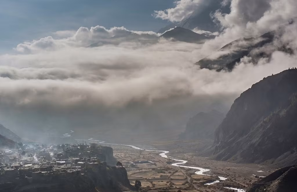 Bức ảnh của Keith Urry đạt giải tháng 3 chụp tại thung lũng Manang, Nepal lúc bình minh.