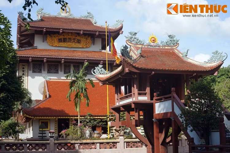 Được hòa thượng Thích Trí Dũng cho dựng vào năm 1958, tâm điểm của Nam Thiên Nhất Trụ là ngôi chùa Một Cột nằm giữa lòng hồ Long Nhãn (Mắt Rồng) phía sau cổng tam quan với diện tích mặt nước khoảng hơn 600m2.
