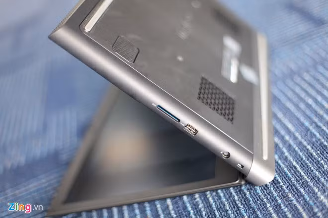Cạnh trái là cổng sạc, cổng USB và khe cắm thẻ SD. Rất tiếc là model này không được trang bị cổng USB Type-C vàThunderbolt 3.