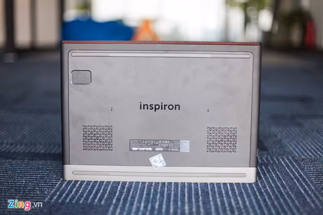 Dell Insspiron 7579 dùng pin6-cell 74 Whr.Hệ thống tản nhiệt có 2 quạt và 2 ống đồng lớn dùng chung cho CPU và GPU.
