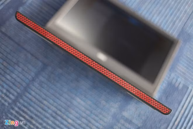 Inspiron 15 Gaming có 2 phiên bản màu là đen và đỏ, máy trông hầm hố với thiết kế góc cạnh.