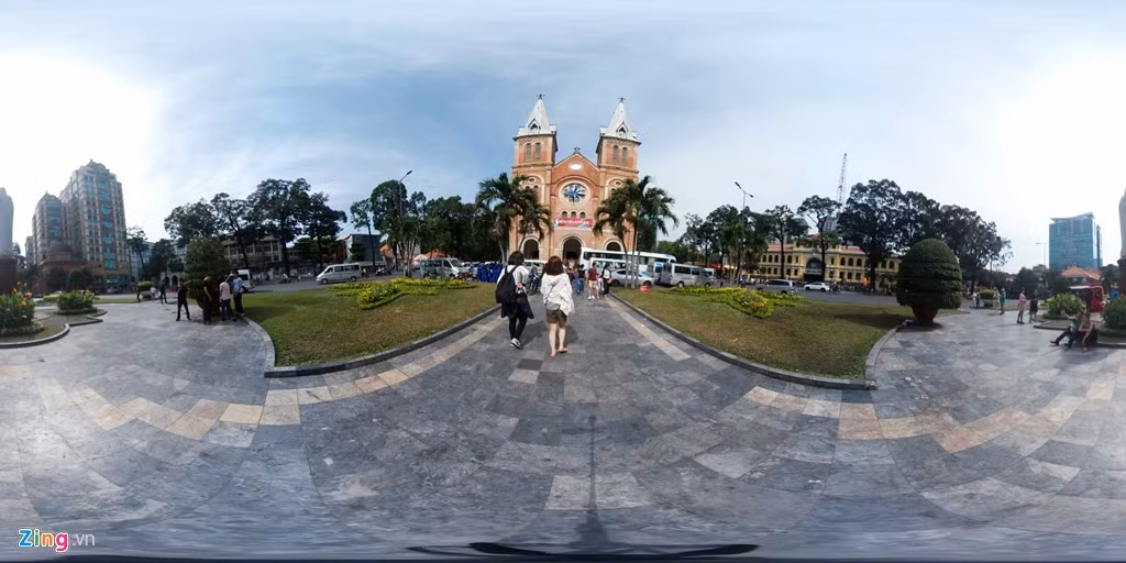 Cạnh Bưu điện Thành phố là Nhà thờ Đức Bà. Toàn bộ vật liệu xây dựng của toà kiến trúc này đều được mang từ Pháp sang. Tường gạch được để trần, không bám rong rêu và vẫn giữ được màu hồng tươi.