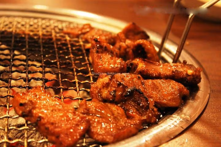Sườn có thể nướng bằng lò hoặc nướng trên than hoa
