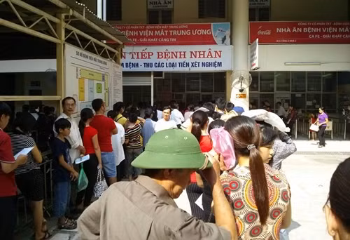 Hàng trăm người xếp hàng dài đợi khám bệnh ở viện mắt trung ương sáng 22/9.