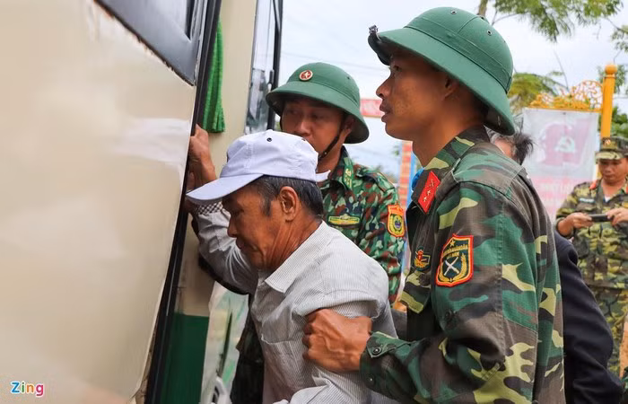 Chính quyền TP Tam Kỳ đã huy động hàng chục ôtô từ 30-50 chỗ ngồi để đưa người dân các xã Tam Phú, Tam Thanh, Tam Thăng đi sơ tán.