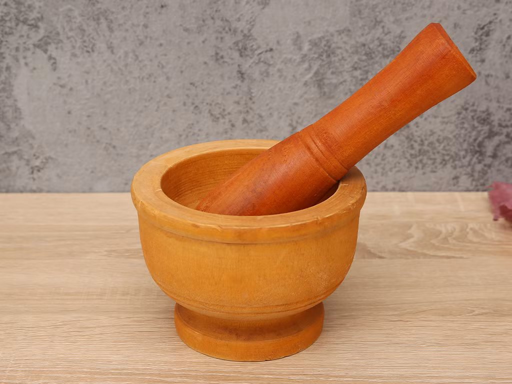 Theo các nhà nghiên cứu, chày và cối đã từng được người xưa coi là vật tượng trưng cho sinh thực khí nam và nữ, còn việc giã gạo là tượng trưng cho hành động giao phối. Trên trống đồng Đông Sơn khắc nhiều hình nam nữ giã gạo từng đôi là thể hiện tín ngưỡng phồn thực này.