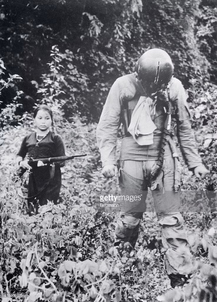 Người nữ dân quân áp giải một phi công Mỹ bị bắn hạ trên bầu trời gần Hà Nội, tháng 9/1967, một hình ảnh kinh điển về cuộc kháng chiến chống Mỹ của Việt Nam. Ảnh: Bettman – GettyImages.