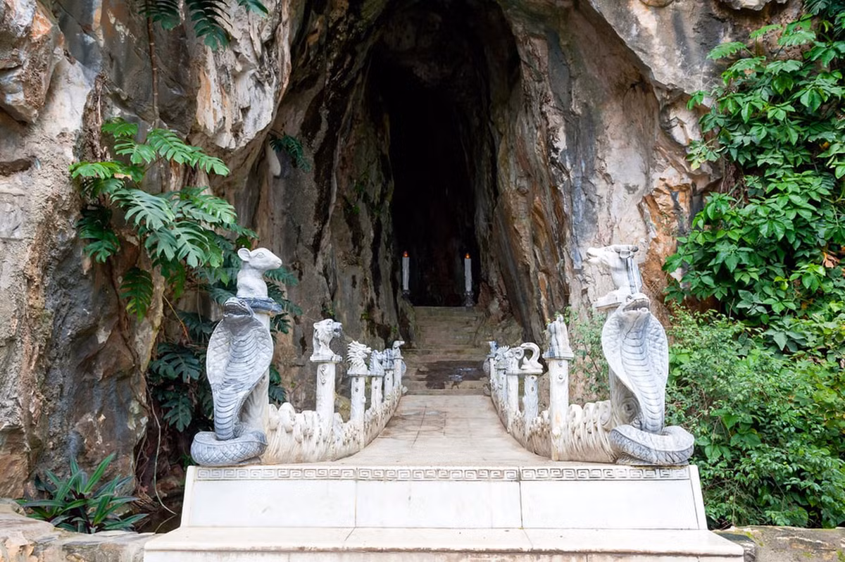  4. Động Âm Phủ, Đà Nẵng. Động Âm Phủ là địa điểm tham quan nổi bật ở danh thắng Ngũ Hành Sơn, Đà Nẵng. Trong hang động này, du khách được ngắm nhìn vô số cảnh tượng đáng sợ trước khi thoát ra ngoài bằng một cửa hang đầy ánh sáng.