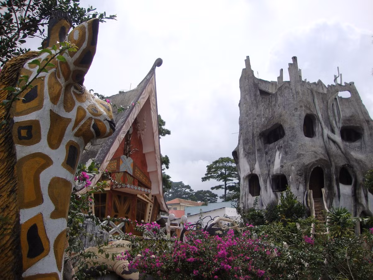  3. Ngôi nhà Điên ở Đà Lạt. Nhà Điên, Crazy House, hay biệt thự Hàng Nga là một công trình kiến trúc sáng tạo đem lại những trải nghiệm ảo giác cho du khách. Du khách có thể lưu trú tại những căn phòng có thiết kế khá kỳ dị ở đây.