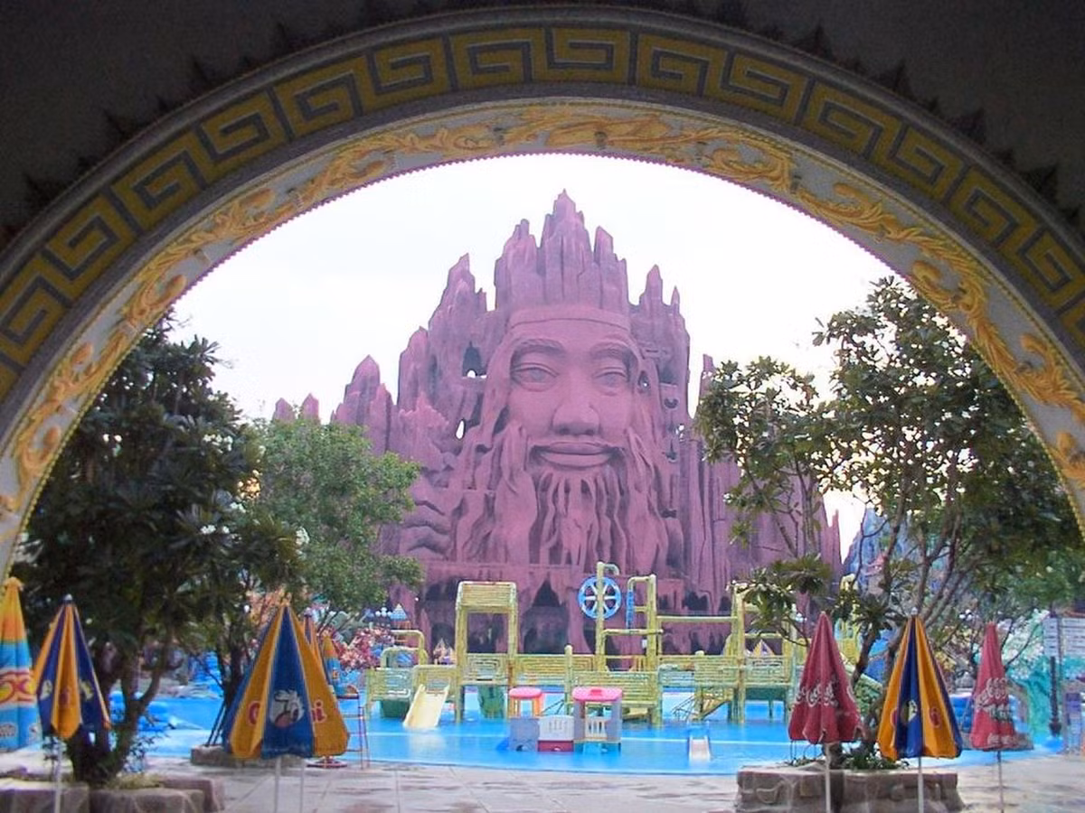  5. Công viên Suối Tiên, TP HCM. Các công viên chủ đề Thiên Chúa giáo phổ biến ở phương Tây, nhưng một công viên chủ đề Phật giáo thì quả là mới lạ. Công viên Suối Tiên là nơi lý tưởng để trải nghiệm điều này.