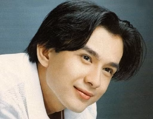 Tóc Đan Trường: Thực ra đây là kiểu đầu "bổ luống", "hai mái" đã nổi tiếng từ lâu. Tuy nhiên, với sức hút của Đan Trường, kiểu tóc này đặc biệt phổ biến ở Việt Nam trong thập niên 1990. Phần mái được chia 5/5. Kiểu đầu này vẫn khá phổ biến ở hiện tại nhưng thường chia mái theo tỷ lệ 6/4 hoặc 7/3. Ảnh: Voz.