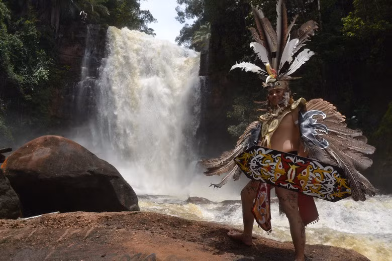 Cách ăn mặc của người Dayak cũng có đặc điểm rất giống với các cư dân Hùng Vương, đó là việc họ sử dụng loại mũ được trang trí bằng những chiếc lông chim dài, giống như những hình người trên hoa văn trống đồng Đông Sơn.