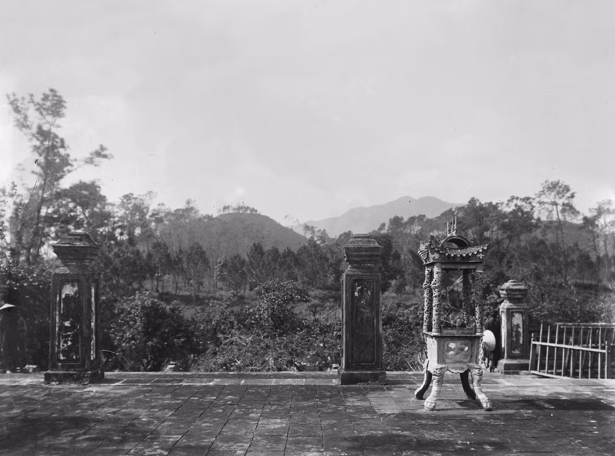 Từ sân trước khu lăng mộ vua Gia Long nhìn về núi Đại Thiên Thọ, ngọn núi được chọn làm tiền án của lăng.