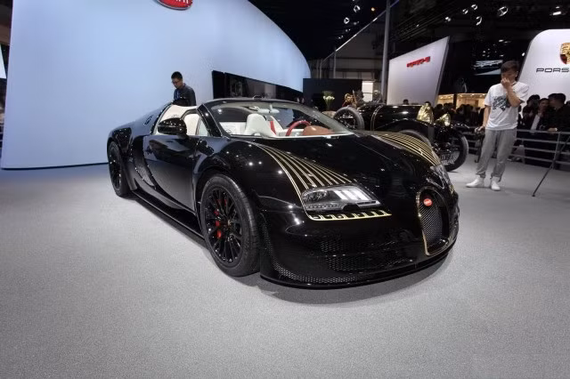 Một trong số các phiên bản đặc biệt của Bugatti, chiếc Bugatti Veyron Grand Sport Vitesse sản xuất với số lượng chỉ 3 chiếc góp mặt tại triển lãm Bắc Kinh