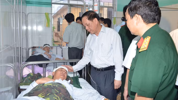 Ông Đỗ Thông (thứ 2 từ trái sang) phó chủ tịch UBND tỉnh Quảng Ninh cùng các lực lượng chức năng thăm hỏi, động viên các chiến sĩ bị thương